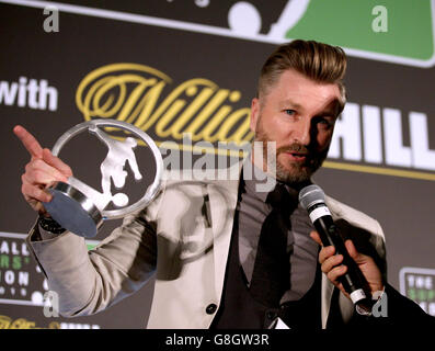 Robbie Savage avec son prix pour le meilleur salon de radio pour 606 lors du football Supporters Federation Awards 2015, en association avec William Hill, au St Pancras Renaissance Hotel, Londres. Banque D'Images