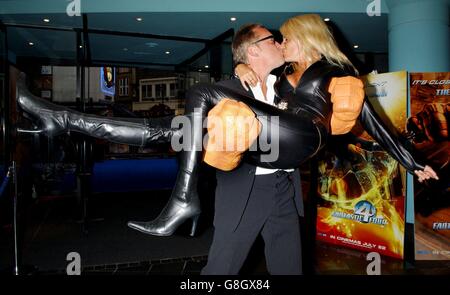 Fantastique quatre Premiere au Royaume-Uni - vue Cinema - Leicester Square. Vic Reeves et Nancy Sorrell. Banque D'Images