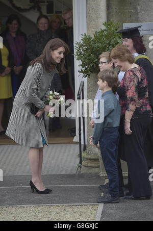 La duchesse de Cambridge, protectrice de l'action sur la toxicomanie, reçoit un bouquet d'Anna Elton (en chapeau et en robe), sa mère Pauline Bisset avec ses enfants Jack, 13, Eddie (obscurci), 9, et Dylan (avant), 8, quitte à la suite de sa visite au Centre d'études sur le traitement de la toxicomanie de l'organisme de bienfaisance à Warminster, Wiltshire. Banque D'Images