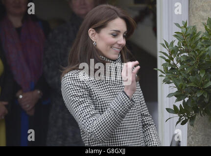 La duchesse de Cambridge, protectrice de l'action sur la toxicomanie, reçoit un bouquet d'Anna Elton (en chapeau et en robe), sa mère Pauline Bisset avec ses enfants Jack, 13, Eddie (obscurci), 9, et Dylan (avant), 8, quitte à la suite de sa visite au Centre d'études sur le traitement de la toxicomanie de l'organisme de bienfaisance à Warminster, Wiltshire. Banque D'Images