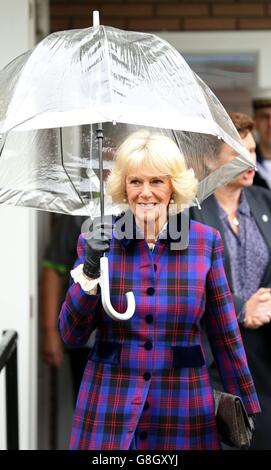 La duchesse de Cornwall quitte Emmaus Village Carlton dans le Bedfordshire après une visite de l'organisme de bienfaisance sans-abri. Banque D'Images