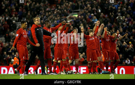 Jurgen Klopp, le Manager de Liverpool (deuxième à gauche) célèbre avec ses joueurs après avoir participé à un tirage tardif lors du match de la Barclays Premier League à Anfield, Liverpool. Banque D'Images