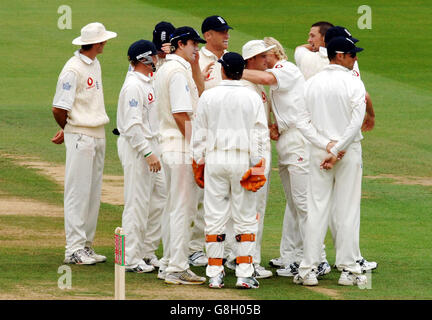 Cricket - les cendres - npower First Test - Angleterre v Australie - Lord's.L'Angleterre se fête après qu'Andrew Strauss (C) ait pris le Ricky Ponting en Australie pendant 9 courses du bowling de Steve Harmison. Banque D'Images