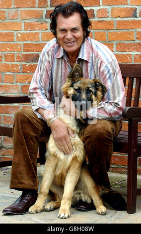 Engelbert Humperdinck est retrouvé avec le Berger allemand Tarnie chez lui à Great Glen, Leicester. Le chanteur Humperdinck a lancé un appel public à l'aide pour trouver son chien après que le Berger allemand de six mois s'est échappé de sa maison. Banque D'Images