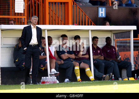 Football - amical - Barnett / Arsenal - Underhill. Arsene Wenger, gestionnaire d'arsenal (l), surveille l'action Banque D'Images