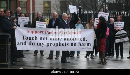 Le prédicateur évangélique James McConnell (au centre) arrivé au tribunal de Belfast, il a été accusé d'un sermon controversé dans lequel il a qualifié l'Islam de 'satanique'. Banque D'Images