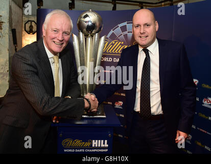 William Hill responsable des commandites et des partenariats David Lynn (à droite) et président de la Professional Darts Corporation Barry Hearn lors de l'annonce de commandite au Flight Club, à Londres. APPUYEZ SUR ASSOCIATION photo. Date de la photo: Mardi 15 décembre 2015. Le crédit photo devrait se lire comme suit : Adam Davy/PA Wire. Banque D'Images