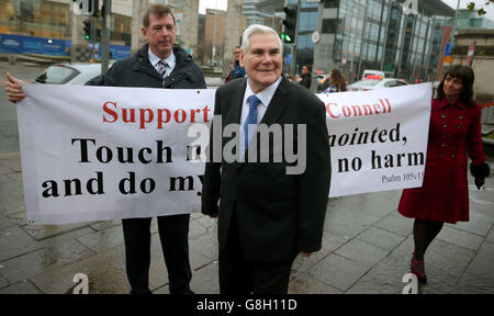 Le prédicateur évangélique James McConnell arrive au tribunal des magistrats de Belfast, où il a été accusé d'un sermon controversé dans lequel il a qualifié l'Islam de 'satanique'. Banque D'Images