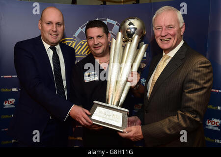 Gary Anderson (au centre), William Hill responsable des commandites et des partenariats David Lynn (à gauche) et président de la Professional Darts Corporation Barry Hearn lors de l'annonce de parrainage au Flight Club, Londres. Banque D'Images