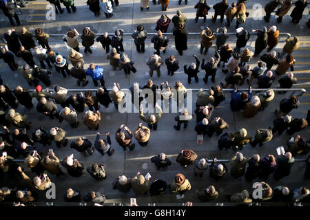 Racegoers dans les stands pendant le premier jour de l'International à Cheltenham Racecourse. Banque D'Images