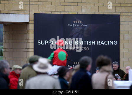 Un panneau 'Jockey Club' pendant la première journée de l'International à Cheltenham Racecourse. Banque D'Images