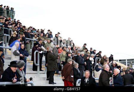 Courses de Cheltenham - l'International - première journée. Racegoers dans les stands Banque D'Images