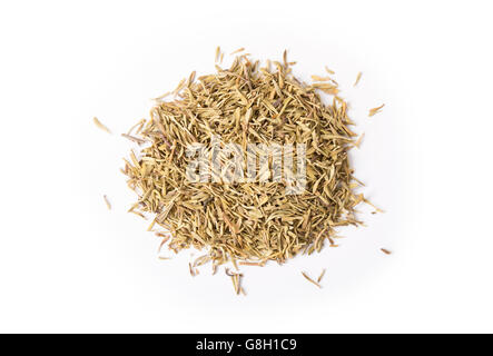 Une pile de thym séché sur blanc. Banque D'Images