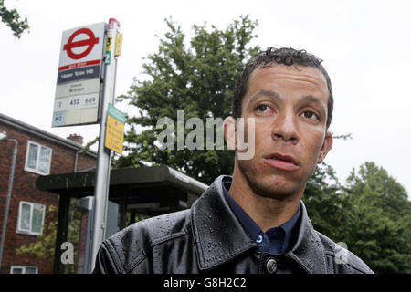 Alex Pereira, 28 ans, de Norbury, au sud de Londres, reprend le chemin que son cousin Jean Charles de Menezes a emprunté de son domicile à Tulse Hill, au sud de Londres, à la station de métro Stockwell le vendredi 22 juillet. L'électricien brésilien a été tué par balle par la police anti-terroriste vendredi, à l'aire de répartition où les officiers ont suspecté à tort qu'il était lié à la tentative d'attentats à la bombe de jeudi dans le métro de Londres. Banque D'Images