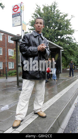 Alex Pereira, 28 ans, de Norbury, au sud de Londres, reprend le chemin que son cousin Jean Charles de Menezes a emprunté de son domicile à Tulse Hill, au sud de Londres, à la station de métro Stockwell le vendredi 22 juillet. L'électricien brésilien a été tué par balle par la police anti-terroriste vendredi, à l'aire de répartition où les officiers ont suspecté à tort qu'il était lié à la tentative d'attentats à la bombe de jeudi dans le métro de Londres. Banque D'Images