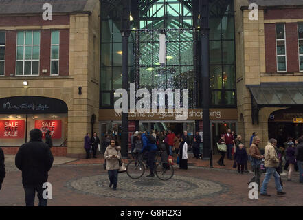 Une vue générale du centre commercial St George de Preston, alors qu'un homme a été arrêté après qu'un appareil incendiaire ait été laissé dans le centre commercial Fishergate du centre-ville. Banque D'Images