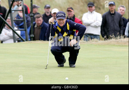 Golf - Senior British Open Championship 2005 - Royal Aberdeen Golf Club.Tom Watson, des États-Unis, fait la queue. Banque D'Images