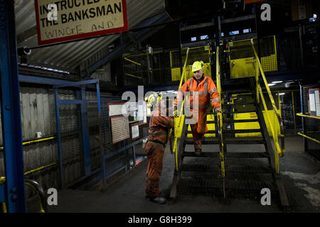 Le Banksman Joe Murray (à droite) s'adresse à un mineur après l'ouverture de l'ascenseur portant le dernier quart de travail des mineurs à la mine de charbon Kellingley, à Knotingley, dans le North Yorkshire, le dernier jour de production. Banque D'Images