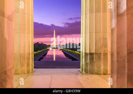Washington DC au miroir d'eau et Washington Monument vu du Lincoln Memorial.