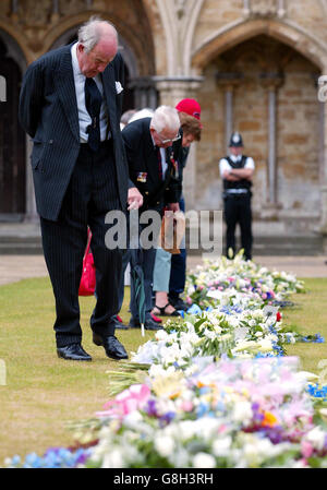 Un agent de police veille sur les garrots avant les funérailles de sir Edward Heath. Mieux connu pour avoir fait entrer la Grande-Bretagne dans la CEE, Sir Edward, qui a dirigé le pays de 1970 à 1974, est mort de pneumonie le 17 juillet quelques jours seulement après avoir fêté son 89e anniversaire chez lui. Banque D'Images