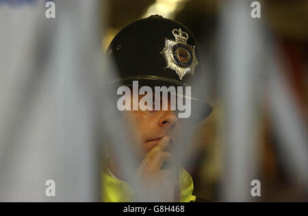 Attaques terroristes à Londres - Stockwell Undergroubd Vigil.La police regarde pendant une vigile à la mémoire de Jean Charles de Menezes à la station de métro Stockwell. Banque D'Images