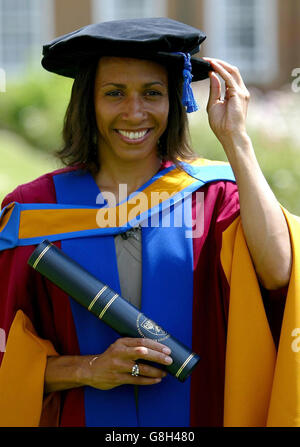 Cérémonie de remise des honneurs - Leeds Metropolitan University.La double médaillée d'or olympique Dame Kelly Holmes reçoit un doctorat honorifique en sciences du sport. Banque D'Images