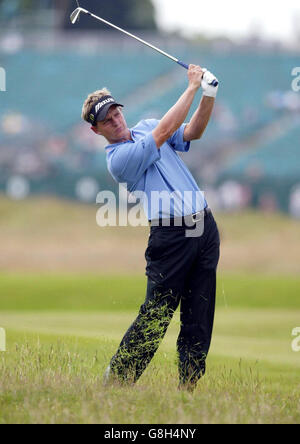 Le Luke Donald d'Angleterre joue son deuxième tir de l'ébauche sur le deuxième trou pendant la pratique. Banque D'Images