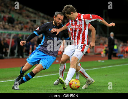 Atdhe Nuhiu de Sheffield Wednesday (à gauche) et Philipp Wollscheid de Stoke City se battent pour le ballon lors de la Capital One Cup, quart de finale au Britannia Stadium, Stoke-on-Trent. Banque D'Images