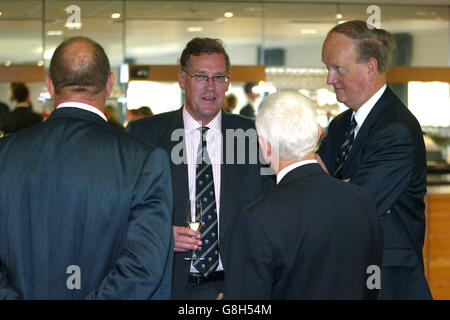 Le chef de la direction de Surrey, Paul Sheldon, et le président du conseil, David Stewart chat Aux clients à l'ouverture du stand OCS de Le Brit Oval Banque D'Images