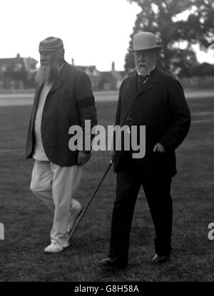 Dr W.G Grace (à gauche) et Prince Christian, au Cumberland Lodge Cricket Match. Banque D'Images