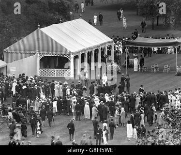 Le duc et la duchesse de York (au centre de l'image) avec le prince et la princesse Arthur de Connaught lors d'une fête dans le jardin du palais de Buckingham. Banque D'Images