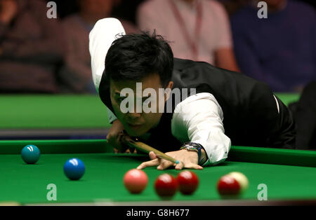 Marco Fu en action contre Liang Wenbo pendant le dixième jour du championnat britannique de Snooker 2015 de Betway au York Barbican, York. Banque D'Images