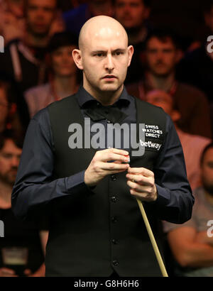 Matthew Selt en action contre Mark Selby au cours du dixième jour du championnat britannique de Snooker 2015 de Betway au York Barbican, York. Banque D'Images