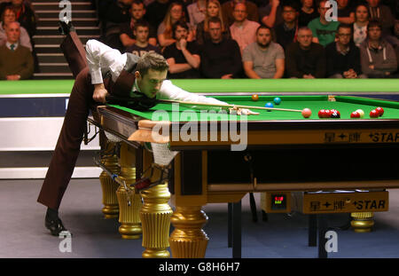 Mark Selby en action contre Matthew Selt pendant le dixième jour du championnat britannique de Snooker 2015 de Betway au York Barbican, York. Banque D'Images