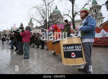 Une contre-manifestation en faveur des réfugiés a lieu alors qu'un groupe appelé la coalition protestante tient une protestation contre les réfugiés dans le centre-ville de Belfast. Banque D'Images