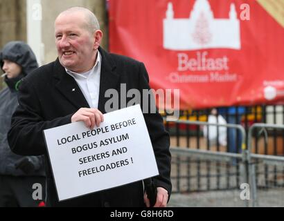 Un groupe appelé la coalition protestante tient une protestation contre les réfugiés dans le centre-ville de Belfast. Banque D'Images