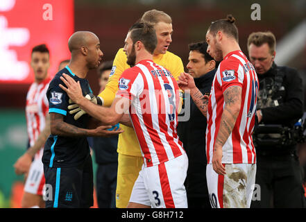 Les esprits s'élandent à la fin du match entre Fabian Delph (à gauche) de Manchester City et Marko Arnautovic (à droite) de Stoke City lors du match de la Barclays Premier League au Britannia Stadium, Stoke-on-Trent. Banque D'Images