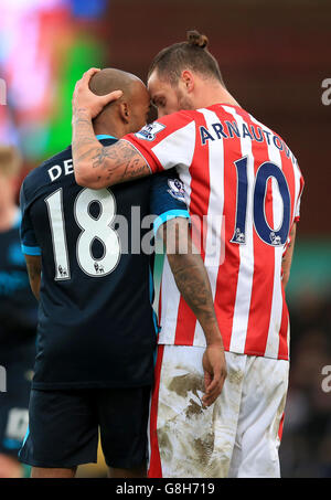 Les esprits s'élandent à la fin du match entre Fabian Delph (à gauche) de Manchester City et Marko Arnautovic (à droite) de Stoke City lors du match de la Barclays Premier League au Britannia Stadium, Stoke-on-Trent. Banque D'Images