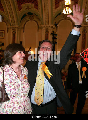 Le candidat libéral démocrate Mark Hunter célèbre avec sa femme Lesley après avoir remporté la victoire contre le candidat conservateur Stephen Day. Banque D'Images