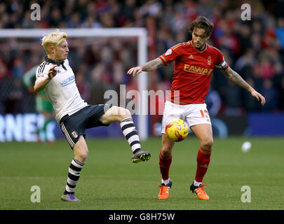 Nottingham Forest v Fulham - Sky Bet Championship - City Ground.Ben Pringle de Fulham (à gauche) et Henri Lansbury de Nottingham Forest se battent pour le ballon Banque D'Images