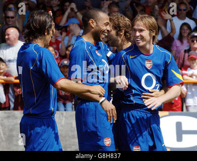 Alex Hleb (à droite) d'Arsenal célèbre son but avec les coéquipiers Thierry Henry (au centre) et Robert Pirez (à gauche). Banque D'Images