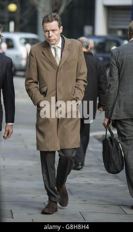 George Bingham arrive aux cours royales de justice de Londres pour une audience sur sa demande d'obtenir un certificat de décès pour son père, Lord Lucan. Banque D'Images