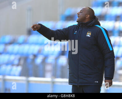 Patrick Vieira, entraîneur de Manchester City, fait des gestes sur la ligne de contact contre Borussia Monchengladbach. Banque D'Images