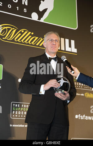 Mike Harrison, de la ville de Gand, a reçu son prix pour Fanzine de l'année lors des 2015 football Supporters Federation Awards, en association avec William Hill, à l'hôtel St Pancras Renaissance de Londres. Banque D'Images
