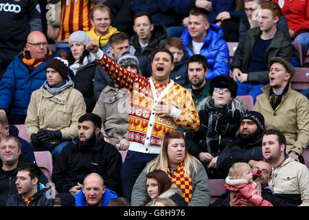 Bradford City v Chesham United - Emirates FA Cup - second tour - Valley Parade. Un fan de Bradford City montre son soutien dans les tribunes Banque D'Images