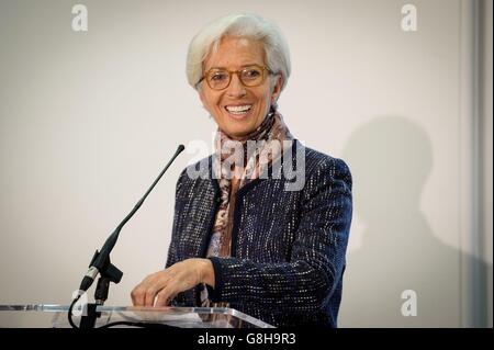 La Directrice générale du Fonds monétaire international Christine Lagarde a pris la parole lors d'une conférence de presse au Trésor de Londres, à laquelle a assisté le Chancelier de l'Echiquier George Osborne, où elle a présenté la déclaration finale pour la consultation du FMI sur l'Article IV 2015 avec le Trésor britannique. Banque D'Images