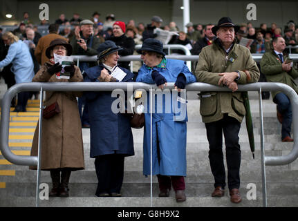 Racegoers dans les stands pendant le premier jour de l'International à Cheltenham Racecourse. Banque D'Images