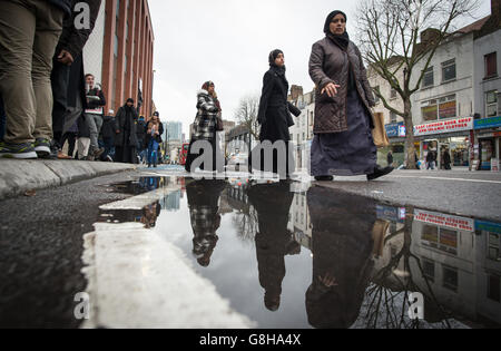 Les gens quittent la mosquée est de Londres à Whitechapel après les prières du vendredi. Banque D'Images