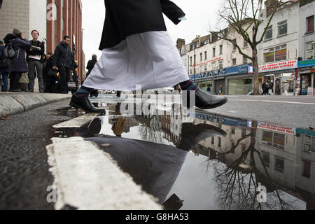 Les gens quittent la mosquée est de Londres à Whitechapel après les prières du vendredi. Banque D'Images