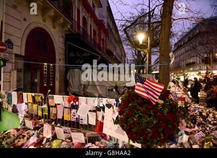 Hommages floraux à l'extérieur du théâtre Bataclan en mémoire des victimes des attentats de Paris. Banque D'Images